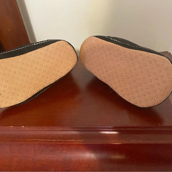 2 Pairs of Soft Sole Shoes - Picture 6 of 7